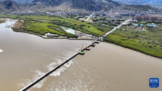 建設中的薩熱路跨江大橋（無人機照片，9月26日攝）。     新華社記者 晉美多吉 攝