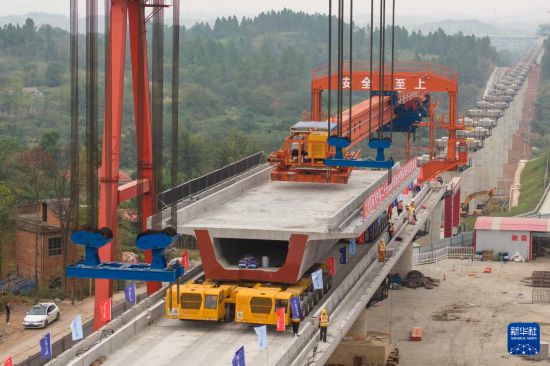   這是10月13日拍攝的邵永高鐵跨蘆洪江特大橋架梁施工現場（無人機照片）。    新華社記者 陳思汗 攝