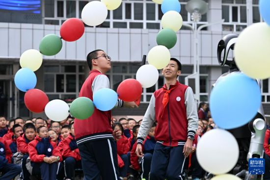 10月13日，新疆生產建設兵團第一中學學生在科技節開幕式上體驗科學實驗。     新華社記者 王菲 攝