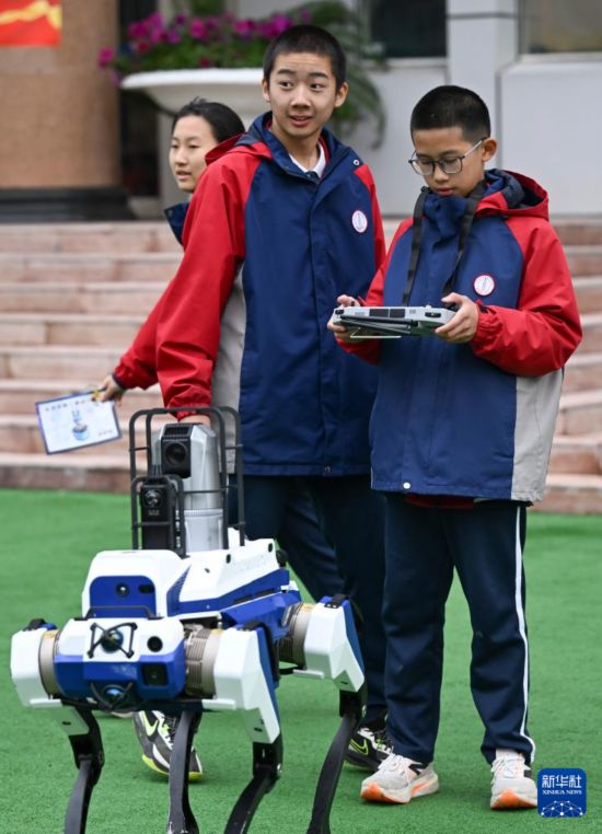 10月14日，新疆生產建設兵團第一中學學生體驗遙控智能機器狗。     新華社記者 王菲 攝