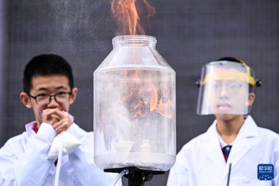 10月13日，新疆生產建設兵團第一中學學生在科技節開幕式上體驗科學實驗。     新華社記者 王菲 攝