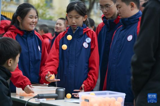 10月14日，新疆生產建設兵團第一中學學生在科技節上體驗科學實驗。     新華社記者 王菲 攝