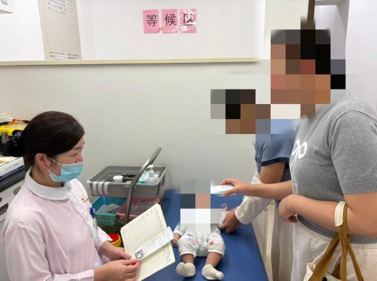 在上海市兒童醫院，市民帶著寶寶到醫院主動接種呼吸道傳染病相關疫苗。新華社記者 袁全 攝