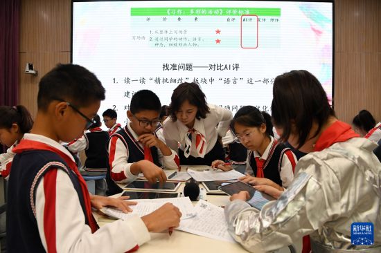 10月15日，在北京市海淀區第四實驗小學《多彩的活動》主題語文公開課上，老師借助AI評改指導學生。  新華社記者 馬寧 攝