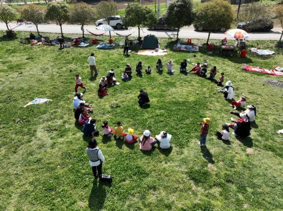 2025年春假期間，湖北恩施州利川市第三民族實驗小學組織學生和家長一起放風箏。（圖片來源：利川市融媒體中心）