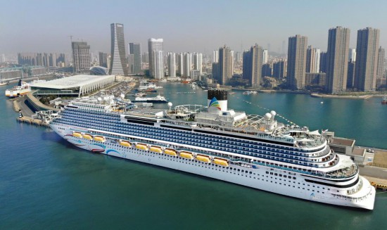 “愛達·魔都號”郵輪靠泊在青島郵輪母港碼頭（4月6日攝，無人機照片）。新華社記者 李紫恒 攝