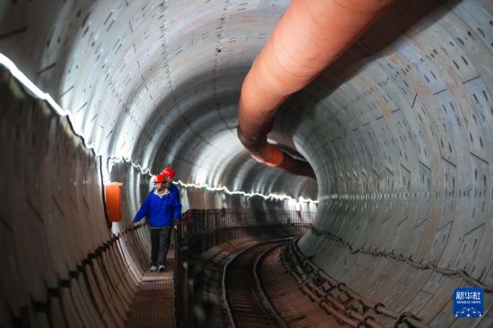10月15日，施工人員在隧道中進行巡檢。     新華社記者 許暢 攝