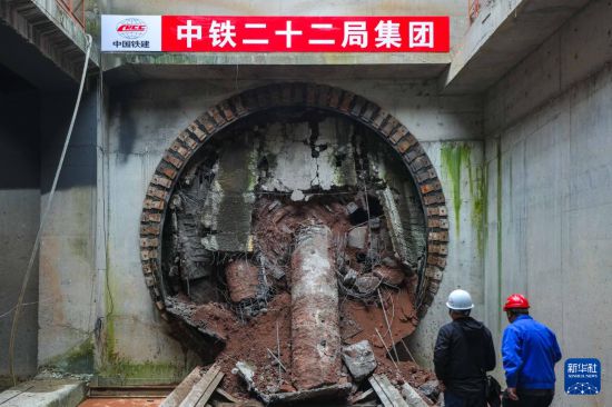 10月15日，盾構機刀盤破巖而出。新華社記者 許暢 攝
