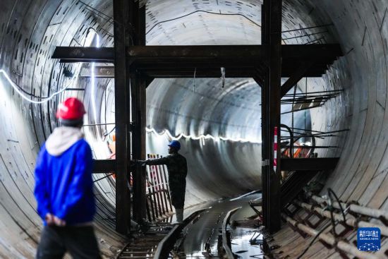10月15日，施工人員在隧道中進行收尾作業。     新華社記者 許暢 攝