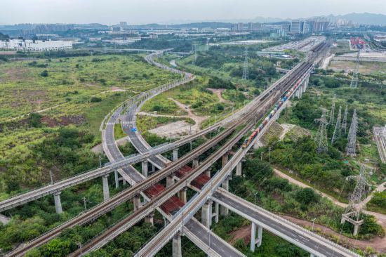 9月28日，西部陸海新通道班列在重慶魚嘴站順利發車（無人機照片）。新華社記者 唐奕 攝