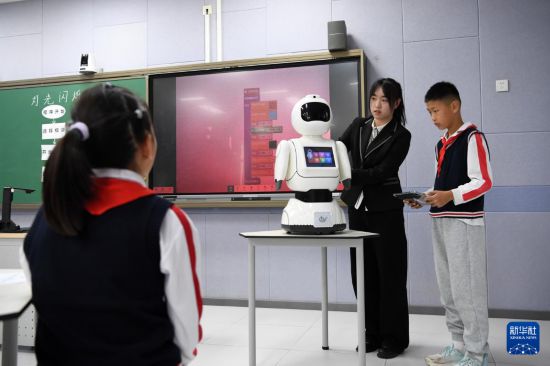 10月15日，在北京市海淀區第四實驗小學《閃爍信號》主題人工智能公開課上，學生通過自己編寫的程序向機器人發指令。  新華社記者 馬寧 攝
