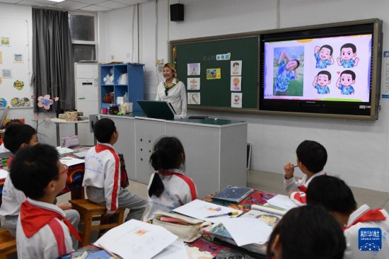 10月15日，在北京市海淀區第四實驗小學《歡樂的游樂園》主題美術公開課上，老師展示利用AI技術生成的學生漫畫形象。  新華社記者 馬寧 攝