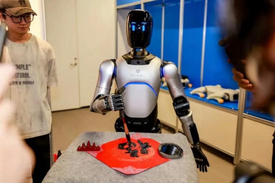 圖為在江蘇無錫惠山古鎮的機器人體驗中心，游客與機器人進行互動。（受訪者供圖）