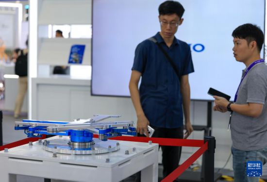 10月15日，參觀者了解一臺晶圓搬運機器人。     新華社記者 毛思倩 攝