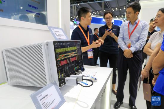 10月15日，參觀者在萬里眼公司展臺了解新一代超高速實時示波器。     新華社記者 毛思倩 攝