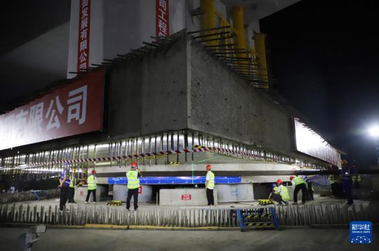 10月16日凌晨，工人在檢查轉盤和牽引鋼絞線狀況。     新華社記者 田建川 攝