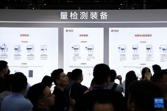 10月15日，參觀者在新凱來展臺了解展品。     新華社記者 毛思倩 攝