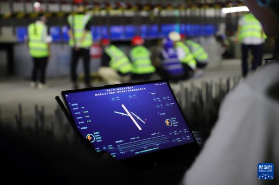 10月16日凌晨，工作人員使用智能監控平臺實時查看斜拉橋轉體狀態。     新華社記者 田建川 攝