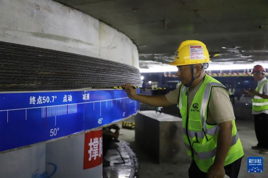 10月16日凌晨，一名工人在斜拉橋轉體過程中查看轉盤刻度線。新華社記者 田建川 攝