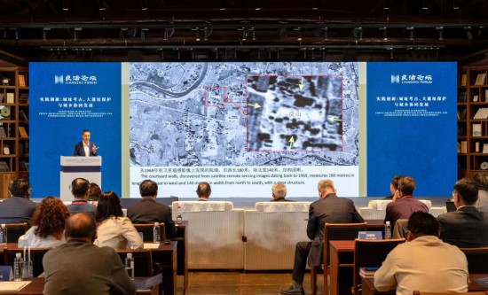 圖為王寧遠介紹反山王陵最新考古情況。（浙江省文物考古研究所供圖）