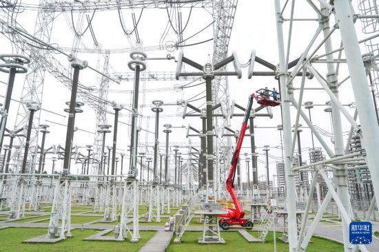 10月20日，安徽送變電工程有限公司檢修人員在古泉換流站進行檢修作業。新華社記者 杜宇 攝