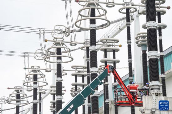 10月20日，安徽送變電工程有限公司檢修人員在古泉換流站進行檢修作業。     新華社記者 杜宇 攝