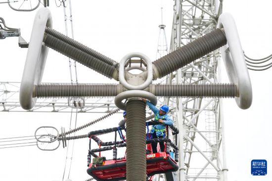 10月20日，安徽送變電工程有限公司檢修人員在古泉換流站進行檢修作業。     新華社記者 杜宇 攝