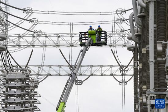 10月20日，安徽送變電工程有限公司檢修人員在古泉換流站進行檢修作業。     新華社發（鄭賢列 攝）