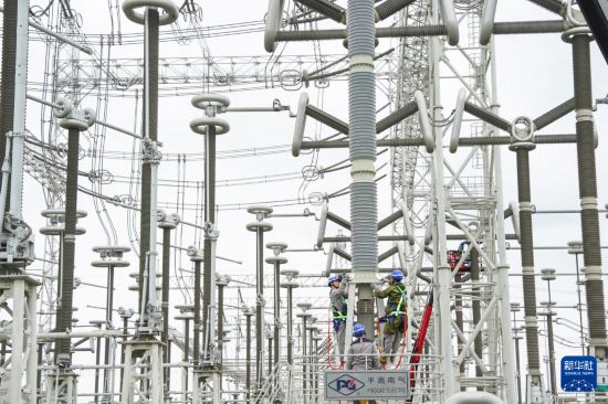 10月20日，安徽送變電工程有限公司檢修人員在古泉換流站進行檢修作業。     新華社記者 杜宇 攝