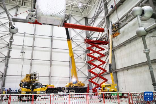 10月19日，安徽送變電工程有限公司檢修人員在古泉換流站進行檢修作業。     新華社發（趙獻富 攝）