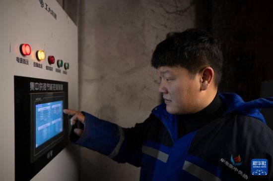  10月20日，在哈爾濱市北五道街85號提標增效換熱站，工作人員在檢測集中供熱節能控制裝置。        新華社記者 張濤 攝