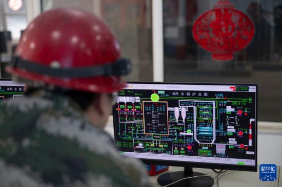  10月20日，在哈爾濱市華能集中供熱有限公司鍋爐控制室，工作人員在監測設備鍋爐運行情況。       新華社記者 張濤 攝