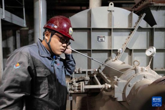   10月20日，在哈爾濱市華能集中供熱有限公司，工作人員在檢測設備運行情況。       新華社記者 張濤 攝