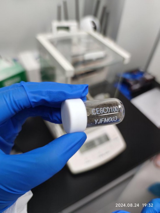 2024年8月24日，在中國科學院廣州地球化學研究所實驗室內拍攝的月壤樣品。（中國科學院廣州地球化學研究所供圖）