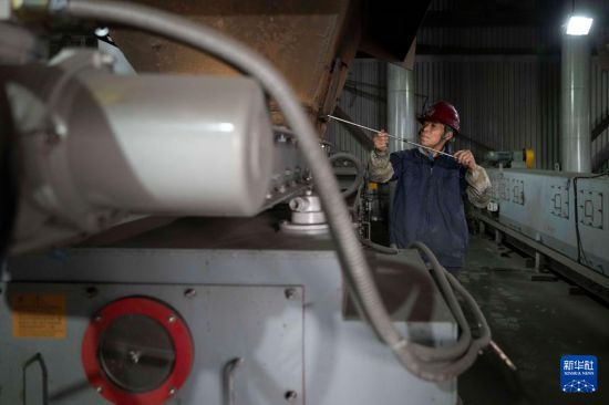  10月20日，在哈爾濱市華能集中供熱有限公司，工作人員在檢測給煤機運行情況。       新華社記者 張濤 攝