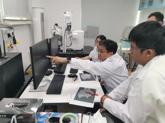 2024年8月26日，徐義剛院士與團隊成員通過掃描電鏡觀察嫦娥六號樣品特征。（中國科學院廣州地球化學研究所供圖）