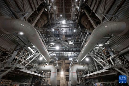  這是10月20日拍攝的哈爾濱市華能集中供熱有限公司提標增效改造后的116兆瓦循環流化床熱水鍋爐。       新華社記者 張濤 攝