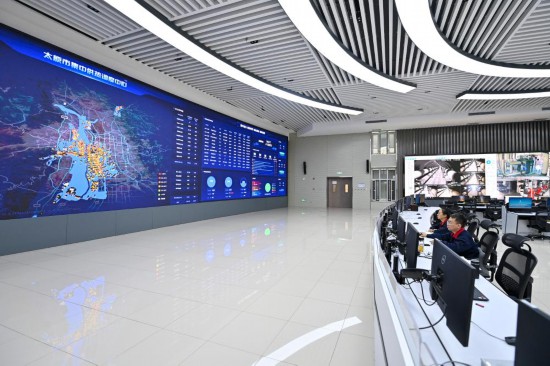 10月19日，工作人員在太原市集中供熱調度中心監測供熱情況。新華社記者 楊晨光 攝