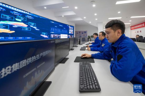 10月20日，在哈爾濱投資集團有限責任公司供熱生產指揮中心，工作人員在監測供熱情況。       新華社記者 張濤 攝