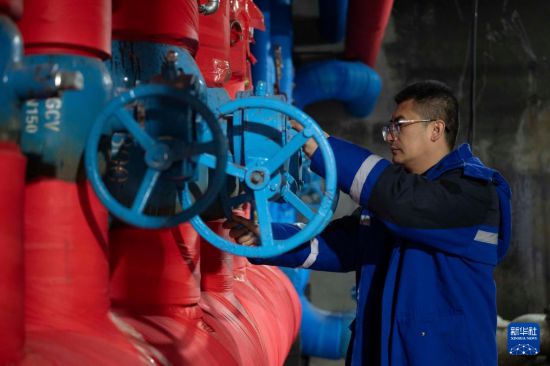 10月20日，在哈爾濱市北五道街85號提標增效換熱站，工作人員在調整閥門。新華社記者 張濤 攝