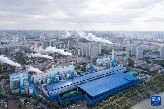  這是10月20日拍攝的哈爾濱市華能集中供熱有限公司在進行供熱作業（無人機照片）。 新華社記者 張濤 攝