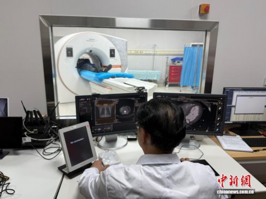 圖為王罡正在用光子計數CT為患者做胸部平掃。 陸希成 攝