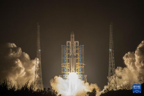 10月23日22時30分，我國在文昌航天發射場使用長征五號運載火箭，成功將通信技術試驗衛星二十號發射升空，衛星順利進入預定軌道，發射任務獲得圓滿成功。新華社發（都鑫鑫 攝）