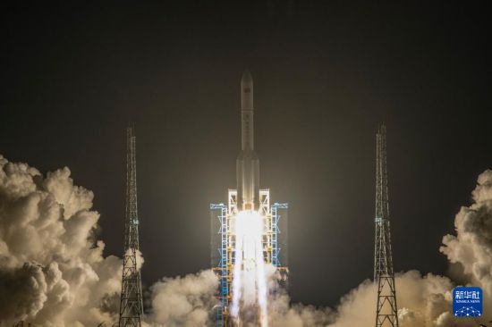10月23日22時30分，我國在文昌航天發射場使用長征五號運載火箭，成功將通信技術試驗衛星二十號發射升空，衛星順利進入預定軌道，發射任務獲得圓滿成功。新華社發（都鑫鑫 攝）