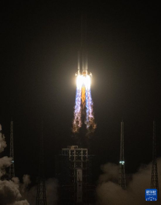 10月23日22時30分，我國在文昌航天發射場使用長征五號運載火箭，成功將通信技術試驗衛星二十號發射升空，衛星順利進入預定軌道，發射任務獲得圓滿成功。新華社記者 蒲曉旭 攝