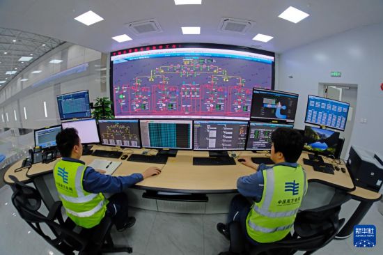 這是10月25日拍攝的南寧抽水蓄能電站監控室。     新華社記者 周華 攝