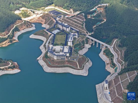 這是10月25日拍攝的南寧抽水蓄能電站庫區（無人機照片）。  新華社記者 周華 攝