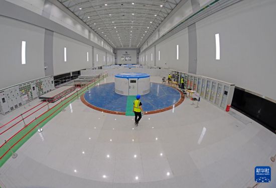 10月25日，工人在南寧抽水蓄能電站發電機房巡查。     新華社記者 周華 攝