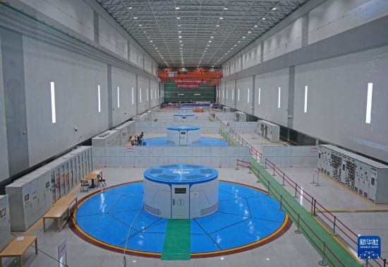 這是10月25日拍攝的南寧抽水蓄能電站發電機房。     新華社記者 周華 攝