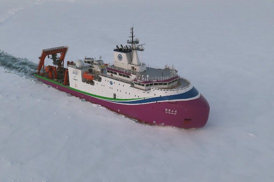 “探索三號”在北極密集冰區破冰航行。（自然資源部供圖）
